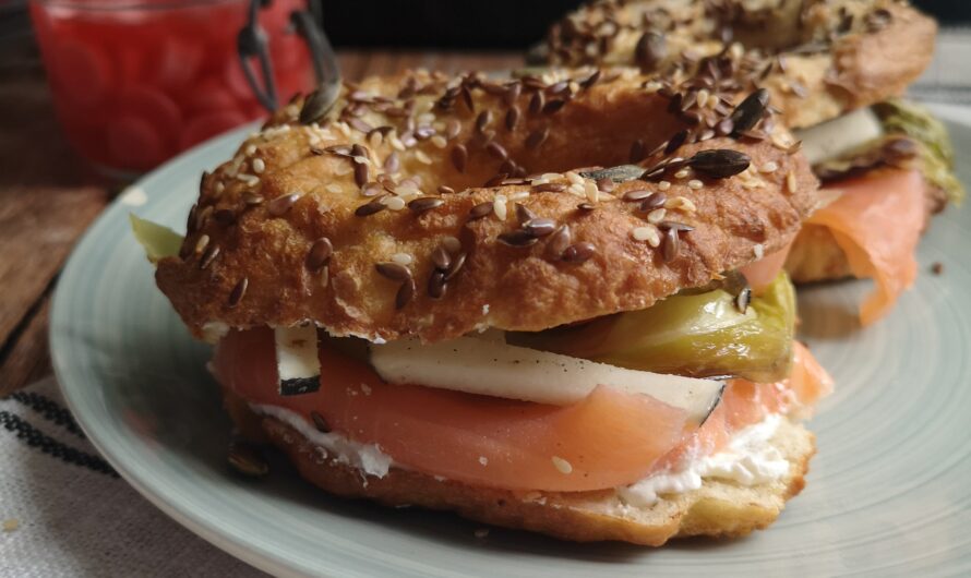 Bagel au saumon, feuille de chou-fleur et pickles de radis