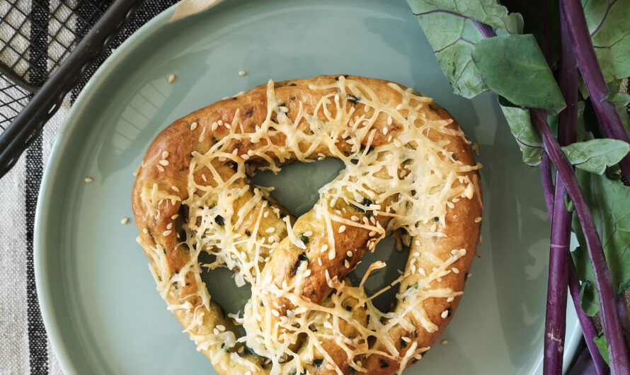 Bretzel à l’emmental et feuilles de chou rave