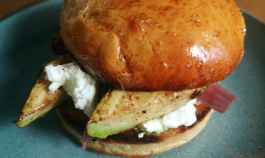 Bun maison, burrata, courgettes grillées, pesto de fanes de radis