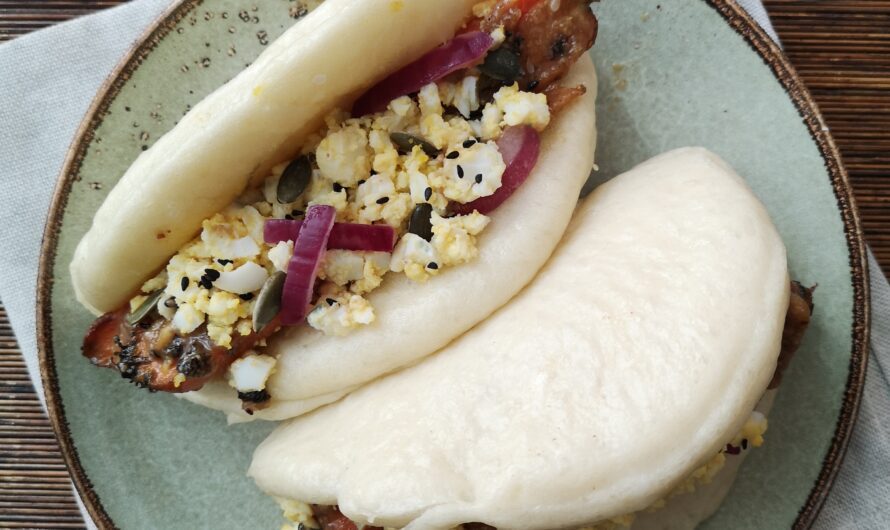 Gua bao aux carottes, sauce au sésame et oignons rouges