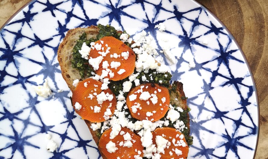 Tartine au pesto de fanes de carottes et feta