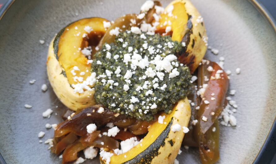 Courge rôtie, poivrons caramélisés, pesto de fanes de carottes et feta