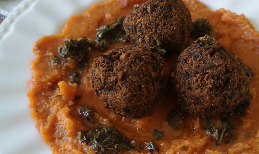 Falafels aux restes de lentilles, purée de patate douce, sauce aux herbes séchées