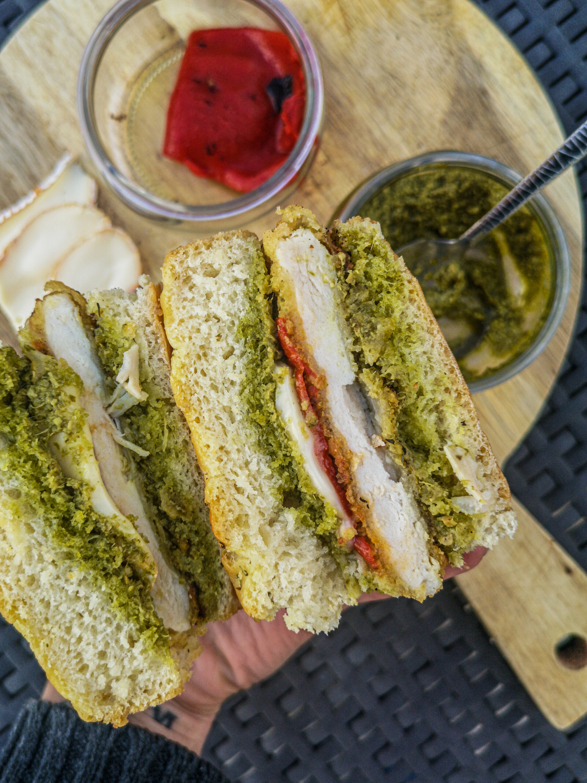 Sandwich de focaccia au poulet pané et pesto de fanes de carottes