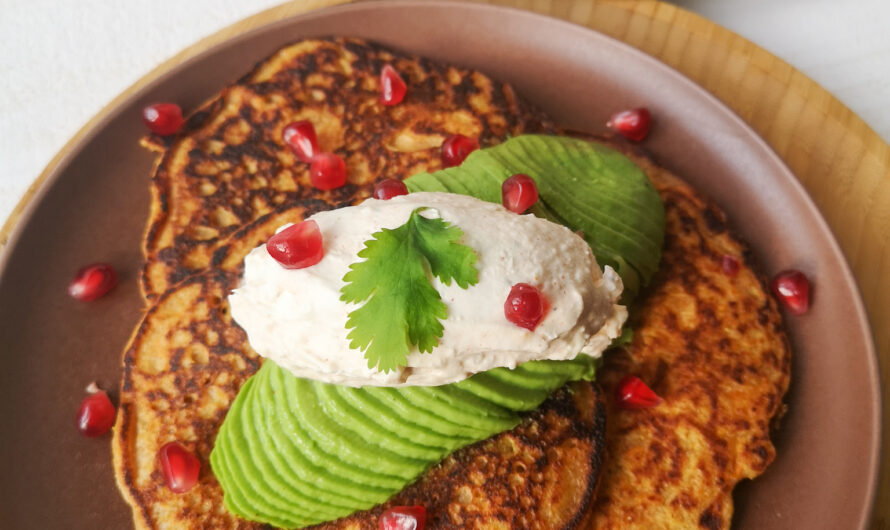 Pancakes de patates douces, avocat, crème de feta, grenade