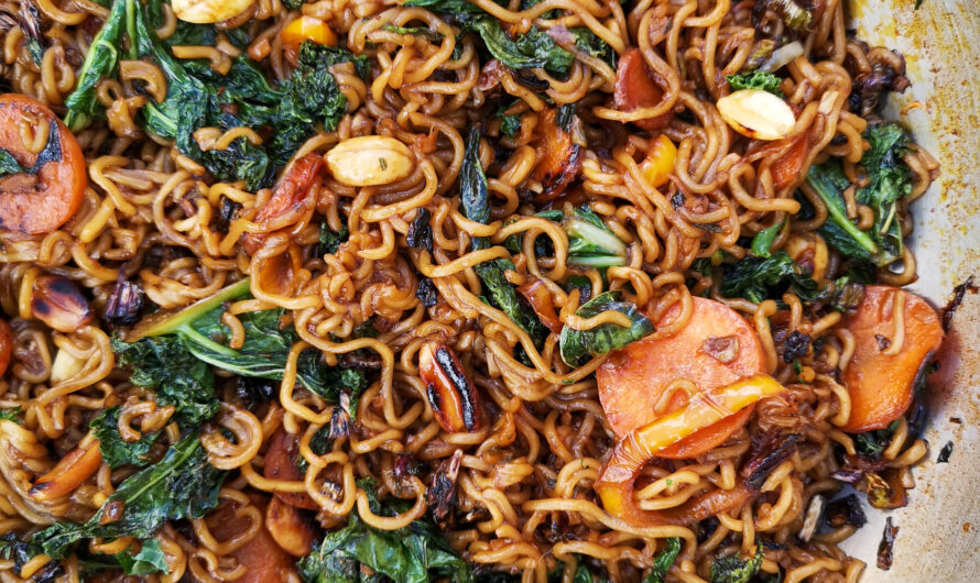 Nouilles chinoises au chou kale, carottes et cacahuètes