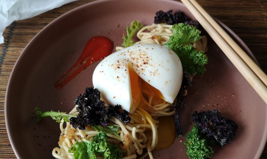 Nouilles chinoises, feuilles et tiges de chou kale, oeuf mollet