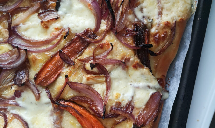 Pizza blanche aux carottes, oignons rouges et mozzarella