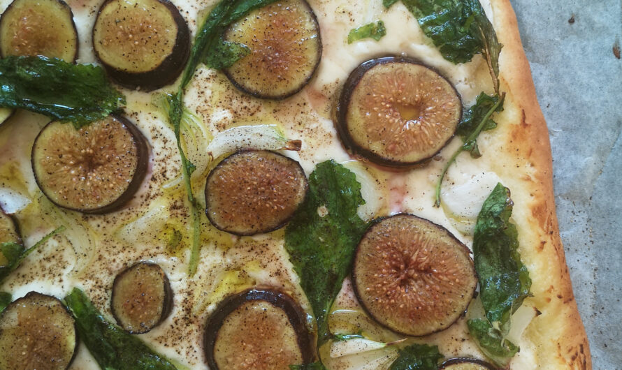 Pizza chèvre, figues et fanes de radis