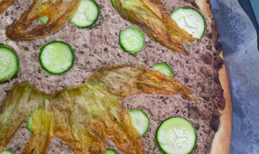 Pizza chèvre, tapenade et fleur de courgette