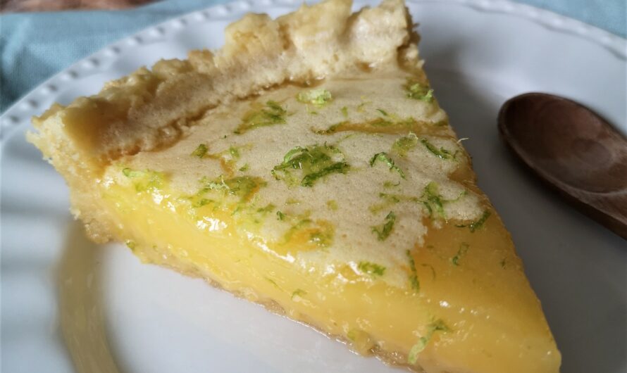 Tarte au citron saupoudrée de zeste de citron vert