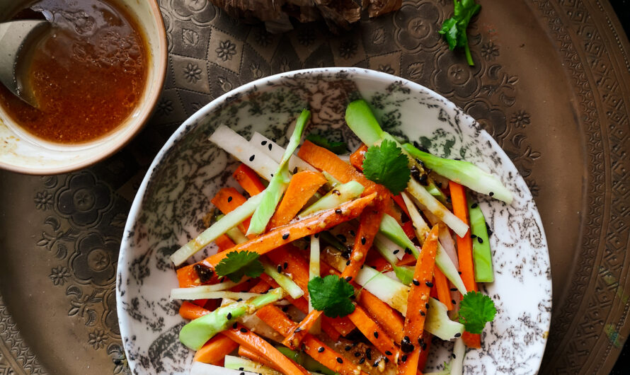 Salade de carottes, tiges de brocoli et radis blanc